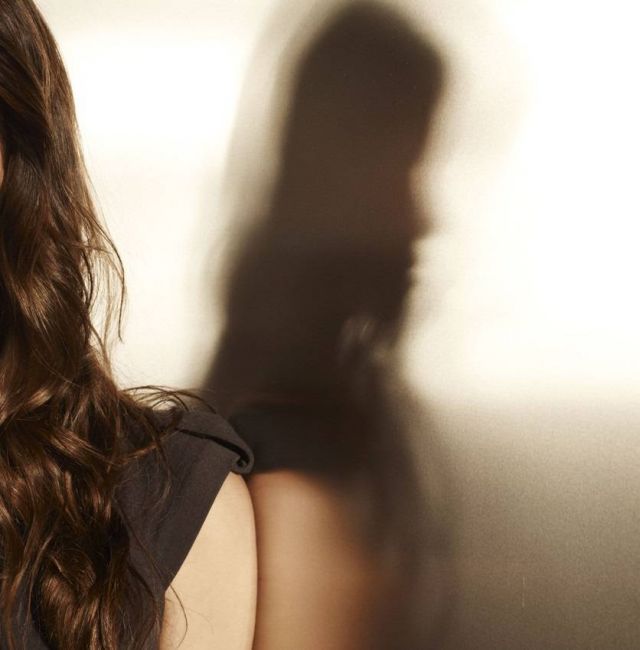 بالفيديو – فنانة خليجية تكشف كيف أزالت السكسوكة والشنب... وأثر على وجهها يحدث ضجة