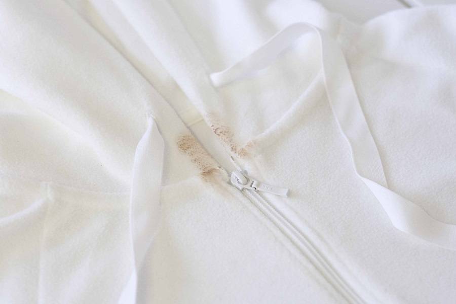 بقعة كريم الاساس على الملابس... هذه طريقة إزالتها في دقائق