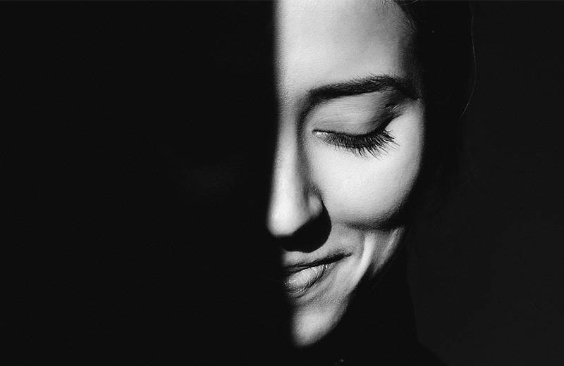 بالفيديو – فنانة خليجية تستيقظ وتجد اسمها 