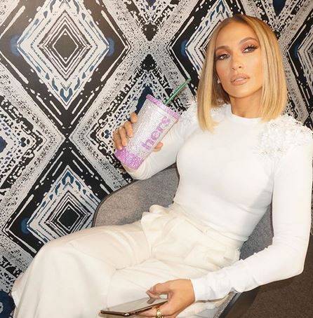 بالصور - جينيفر لوبيز تخطف الانظار بفستان الزفاف.. ملكة بتصميم لبناني