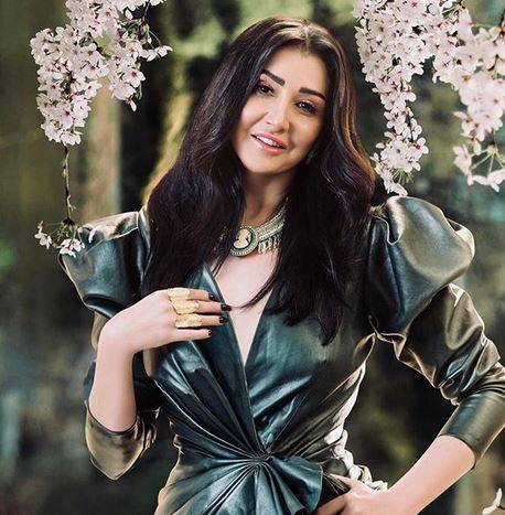 بالصور - التجاعيد تغزو وجه غادة عبد الرازق.. وانتقادات قاسية بسبب قميصها