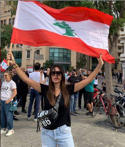 بالفيديو - نادين نسيب نجيم في اقوى هجوم على متابعة سخرت منها.. ردها حاسم