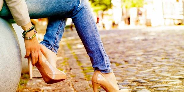 أفضل طريقة لتنعيم القدمين الخشنتين... ما قصة الأسبيرين وعصير الليمون؟