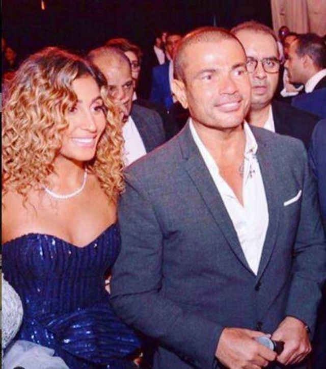 بالفيديو - عمرو دياب يشعل المواقع بحركة رومنسية مع دينا الشربيني.. وأغنية جديدة لها