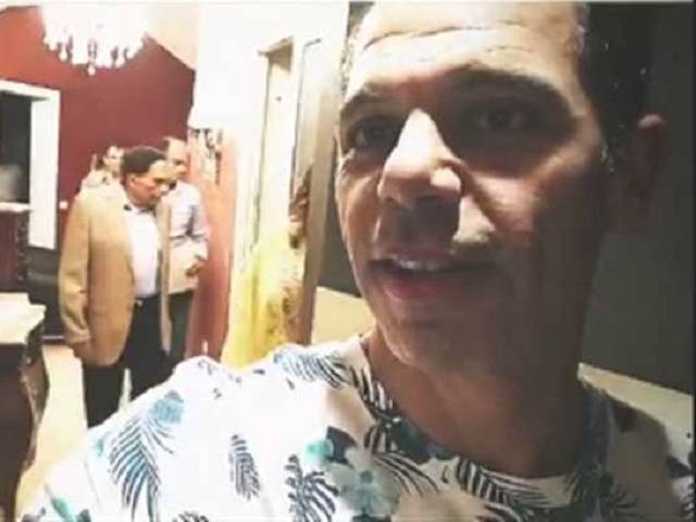 رامي يلتقط سيلفي مع والده