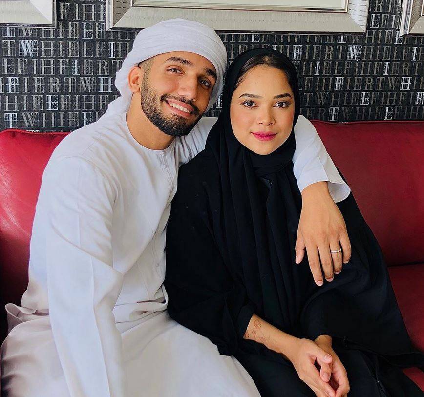 بالفيديو – زوج مشاعل الشحي يدلك كتفيها في الشارع والمواقع تشتعل