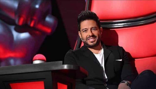 بالفيديو - محمد حماقي يكسر قواعد 