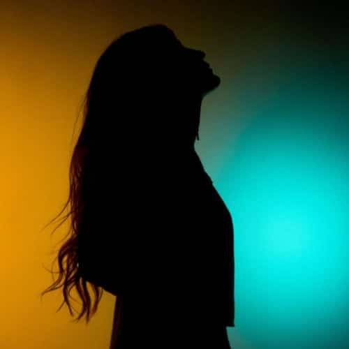 مذيعة لبنانية تدوس الفاكهة بقدميها وتتعرض للشتم... وهذا ردها الساخر