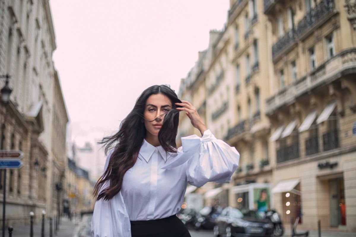 عن القميص الأبيض الذي صمّمته  تكريماً لكارل لاغرفيلد.. هذا ما قالته ديالا مكي