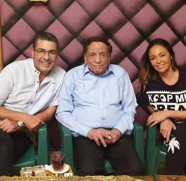 عادل إمام يتوسط داليا البحيري وزوجها