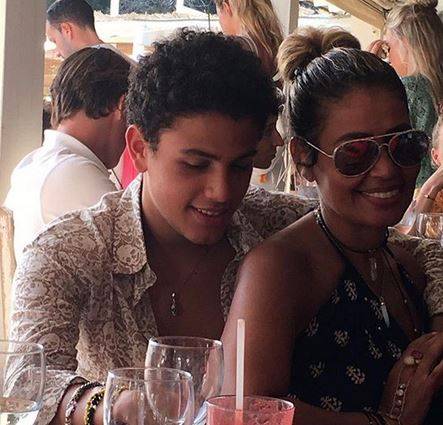 بالصور - زينة عاشور تساند الشعب اللبناني في ثورته بطريقتها