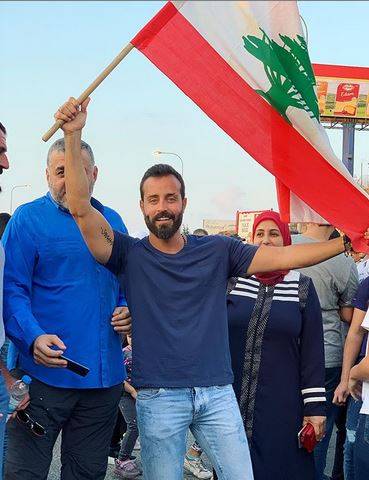 بالفيديو - شاهدوا ماذا فعل ​سعد رمضان مع المتظاهرين في بيروت