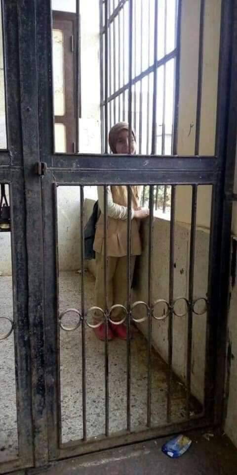 حبس طالبة في المدرسة وتهديد والدها بالسجن... إليكم القصة!