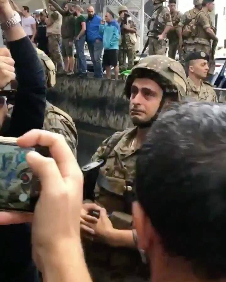 بالفيديو - بكاء جندي لبناني أمام المحتجين يشعل المواقع... وهذا ما فعله آخر مع والده المتظاهر