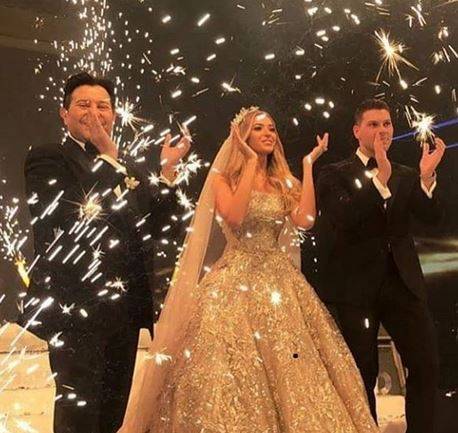 بالصور - أناقة زوجة هاني شاكر في حفل زفاف نجلهما تخطف الأنظار.. والبوتوكس يغيّر ملامحها بالكامل