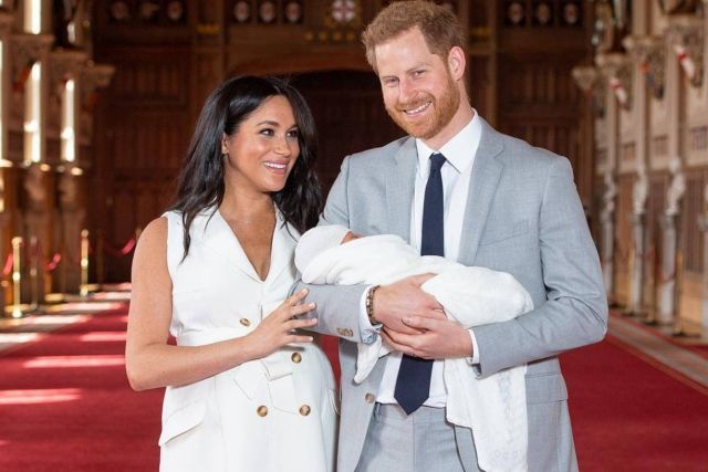 بالفيديو - الامير هاري ينهار في البكاء بعد الحديث عن ابنه.. شاهدوه