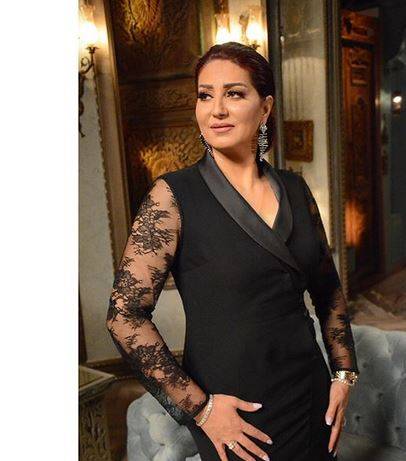 بالصور - وفاء عامر تخفي فستانها الجريء بحركات غريبة.. شاهدوا ماذا فعلت