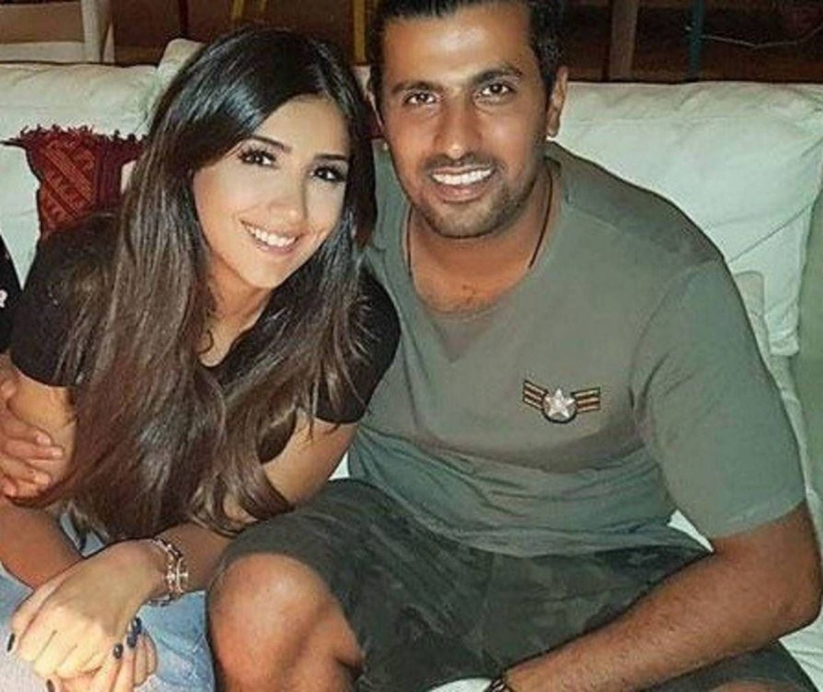 زوج مي عمر يحرج هؤلاء الشباب.. لماذا قال: