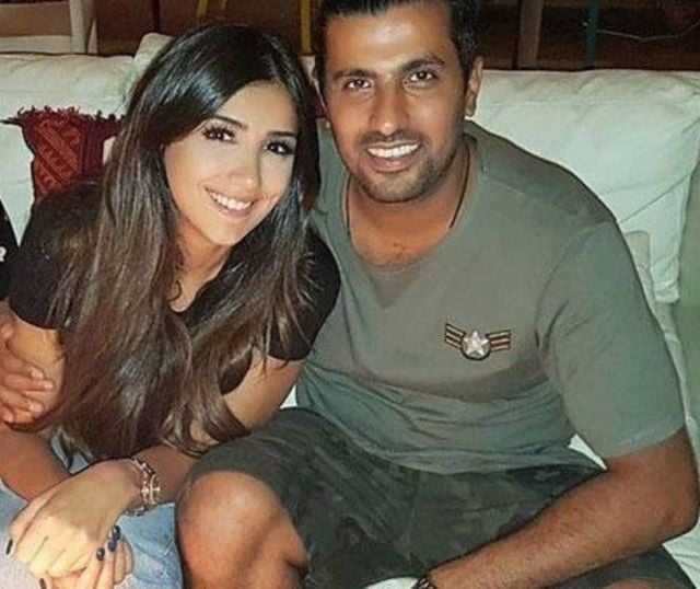 زوج مي عمر يحرج هؤلاء الشباب.. لماذا قال: