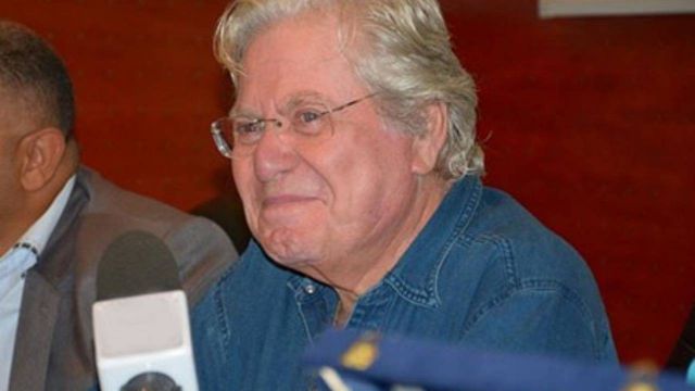 بالفيديو - بكاء حسين فهمي في حفل تكريم عزت أبو عوف