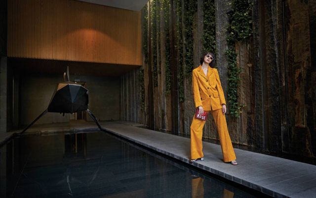 بذلة من ALYSI حقيبة يد من MALIPARMI لدى سانتياغو، بيروت نظارات شمسية من SPECTRE لدى  Optique & Vision