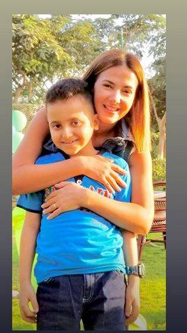 بالصور  - دنيا سمير غانم تلعب كالاطفال مع هذا الطفل.. من يكون؟