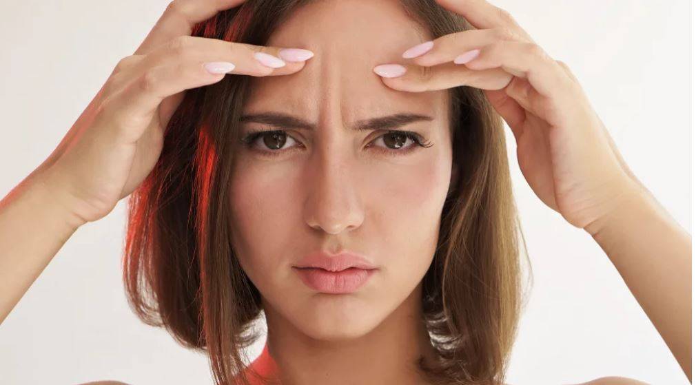 طريقة لإخفاء الخطوط بين الحاجبين من دون جراحة... ما قصة تمرين الأصابع