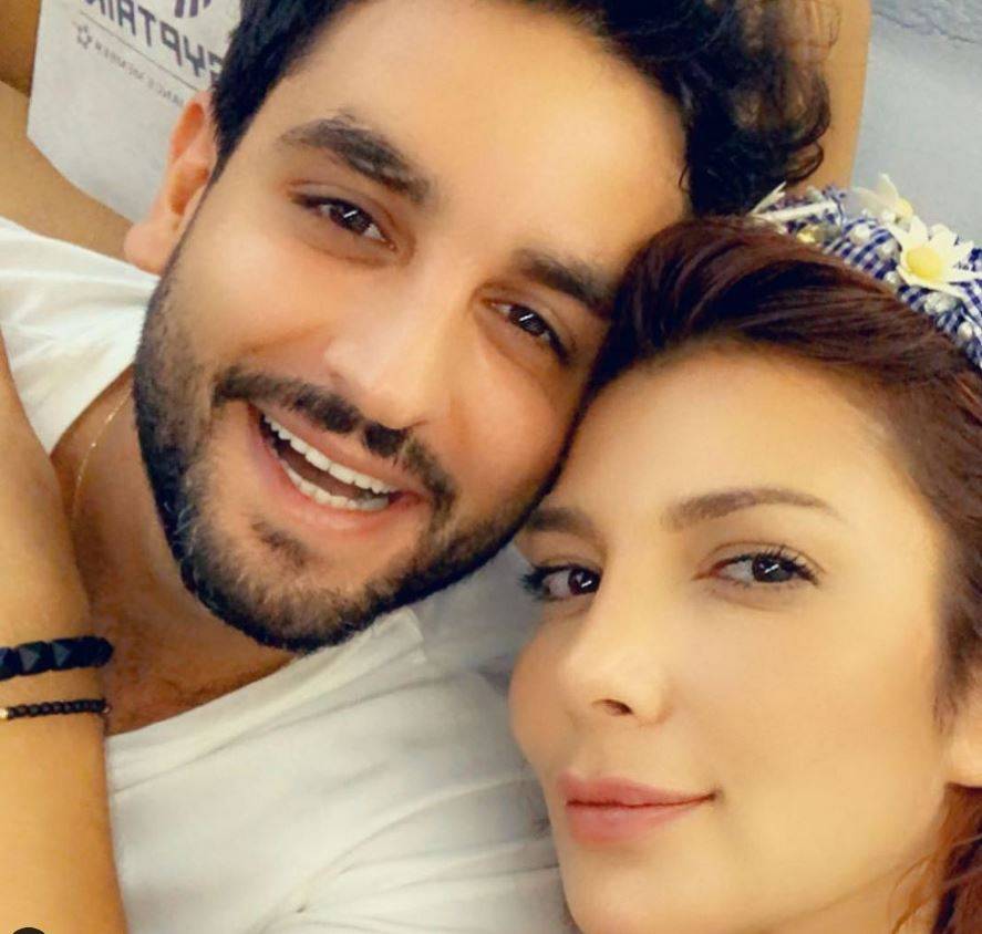 بالصور – شقيق أصالة يحرجها... إليكم ما فعله بعدما تغزلت به
