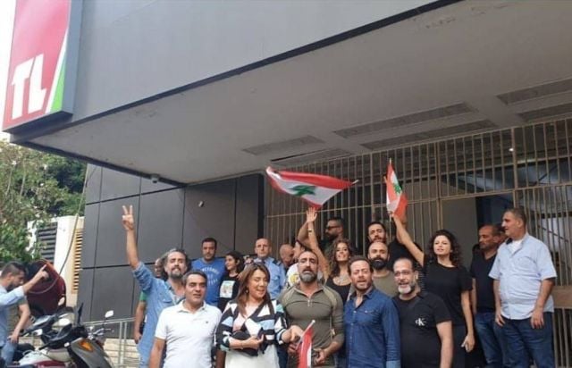 بالفيديو – فنانون لبنانيون يقتحمون مبنى التلفزيون الرسمي... وهذا ما هددوا به