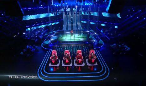 بالفيديو - بعد منعه من الغناء لسنتين.. مشترك في the voice يفاجئ الجميع بموهبته