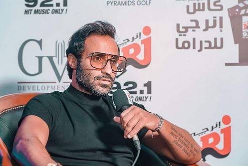 مشادة كلامية جديدة بين احمد فهمي ومتابعيه.. ونظاراته في مرمى الانتقاد