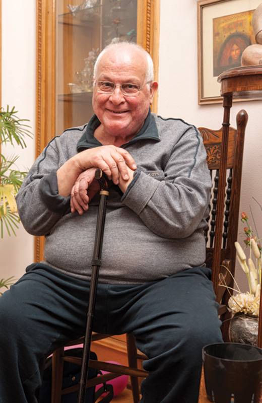 الفنان الدكتور مصطفى الرزاز:
لوحاتي خزائن أسراري