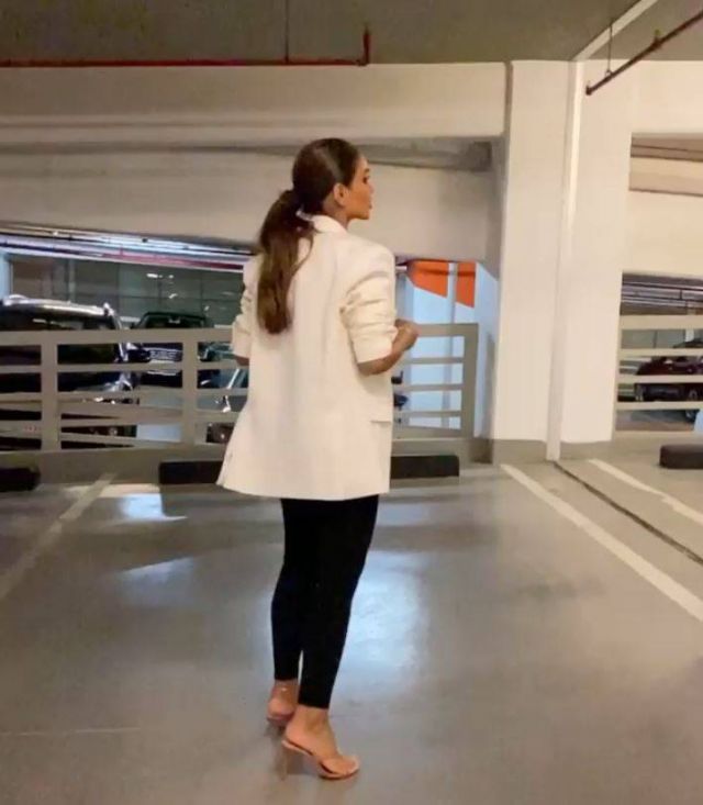 بالفيديو - فاشينيستا خليجية شهيرة عالقة في سفارة بلدها... إليكم السبب