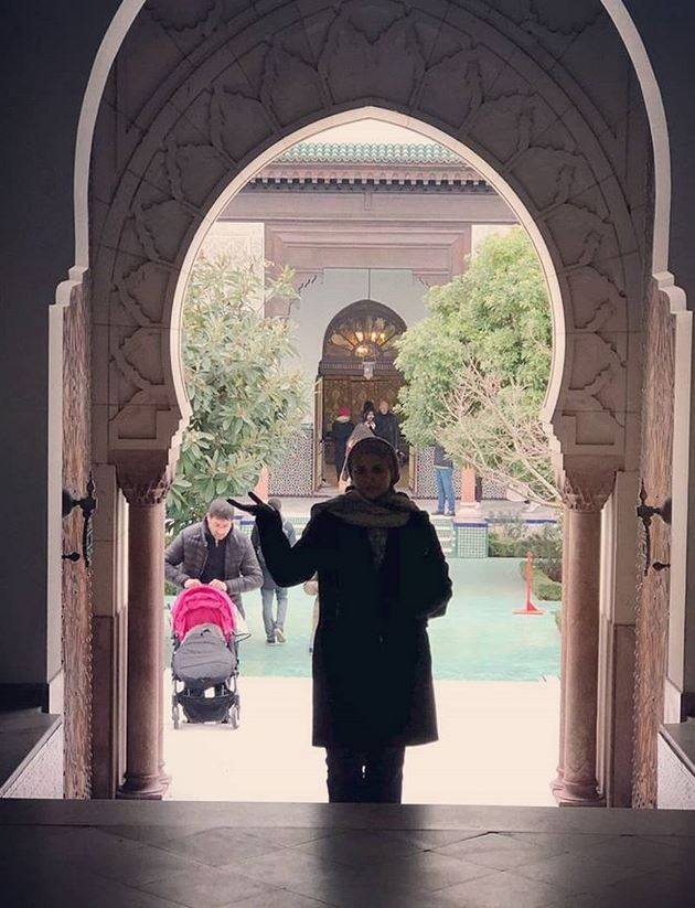 إعلامية خليجية شهيرة تثير الغضب بطلب إقامة مكان للعب للأطفال في المساجد