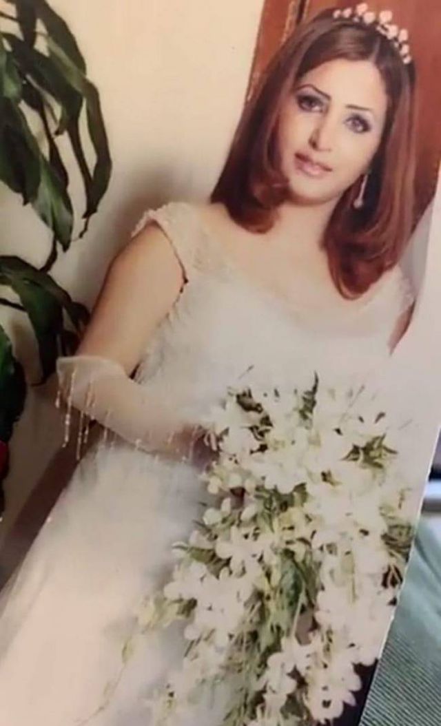 في صورة قديمة - هذه العروس الأنيقة والجميلة هي والدة فنانةعربية شهيرة... من هي؟