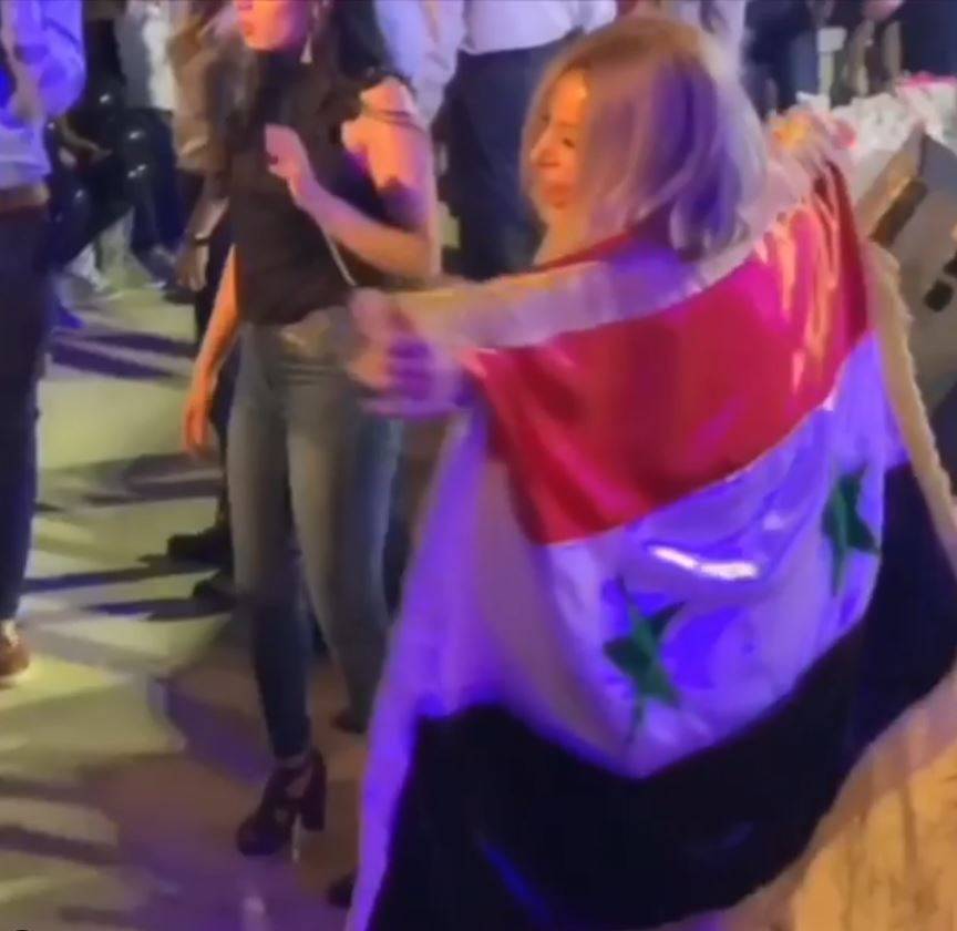 بالفيديو – سوزان نجم الدين تثير الجدل بما قالته عن تنكرها بالنقاب لدخول بلدها