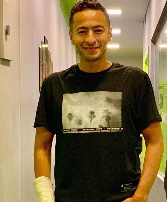 بالصورة – زوجة حمادة هلال من دون حجاب ولا قبعة... والانتقادات القاسية بالجملة