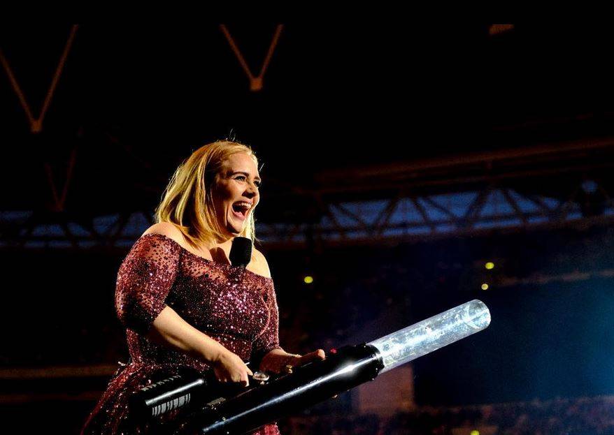 أديل تفاجئ الجميع بنحافتها... هكذا بدت بعد خسارة الكثير من وزنها