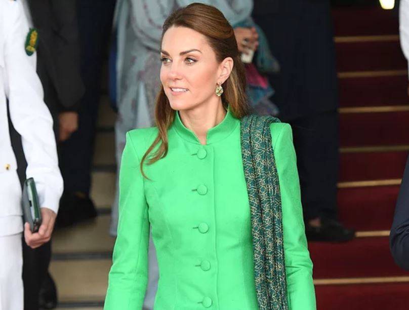 بالفيديو – شاهدوا ماذا فعلت كايت ميدلتون في المسجد وجذبت الأنظار... وهذا ما ارتدته