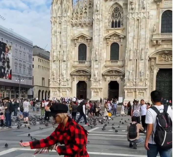 بالفيديو – إعلامية خليجية تغني وترقص في الحمام... شاهدوها