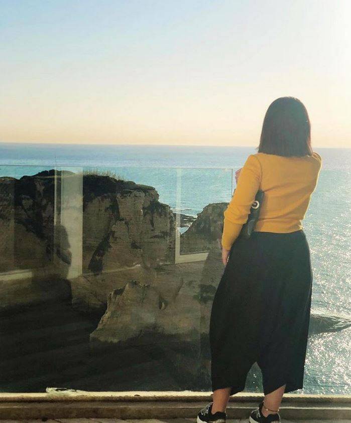 بالفيديو – فنانة خليجية تشتم والدة متابع سخر منها وشكل والدتها يصدم الجميع