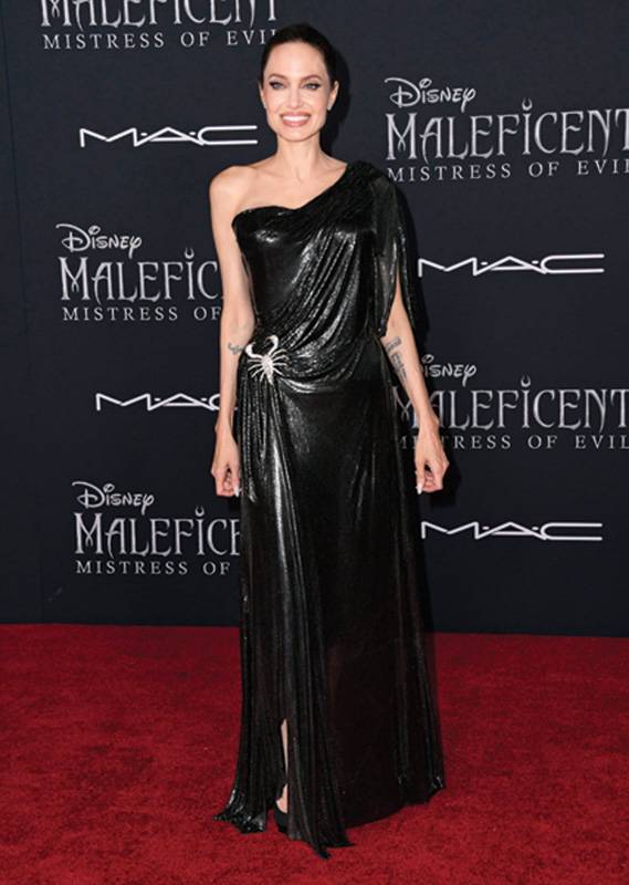 تعلمي تطبيق ماكياج
انجلينا جولي