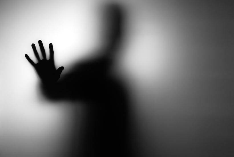 فنان عربي قدير يكشف أنه سيتعرض للاعتقال رغم مرضه... وهذه تهمته