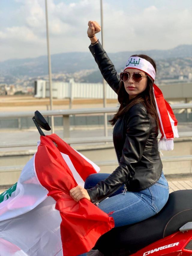فنانو لبنان يدعمون ثورة شعبه ويدافعون عنها