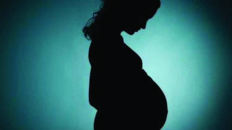 بالصور – إعلامية جميلة تفاجئ الجميع بحملها في أشهره الأخيرة... شاهدوا شكلها