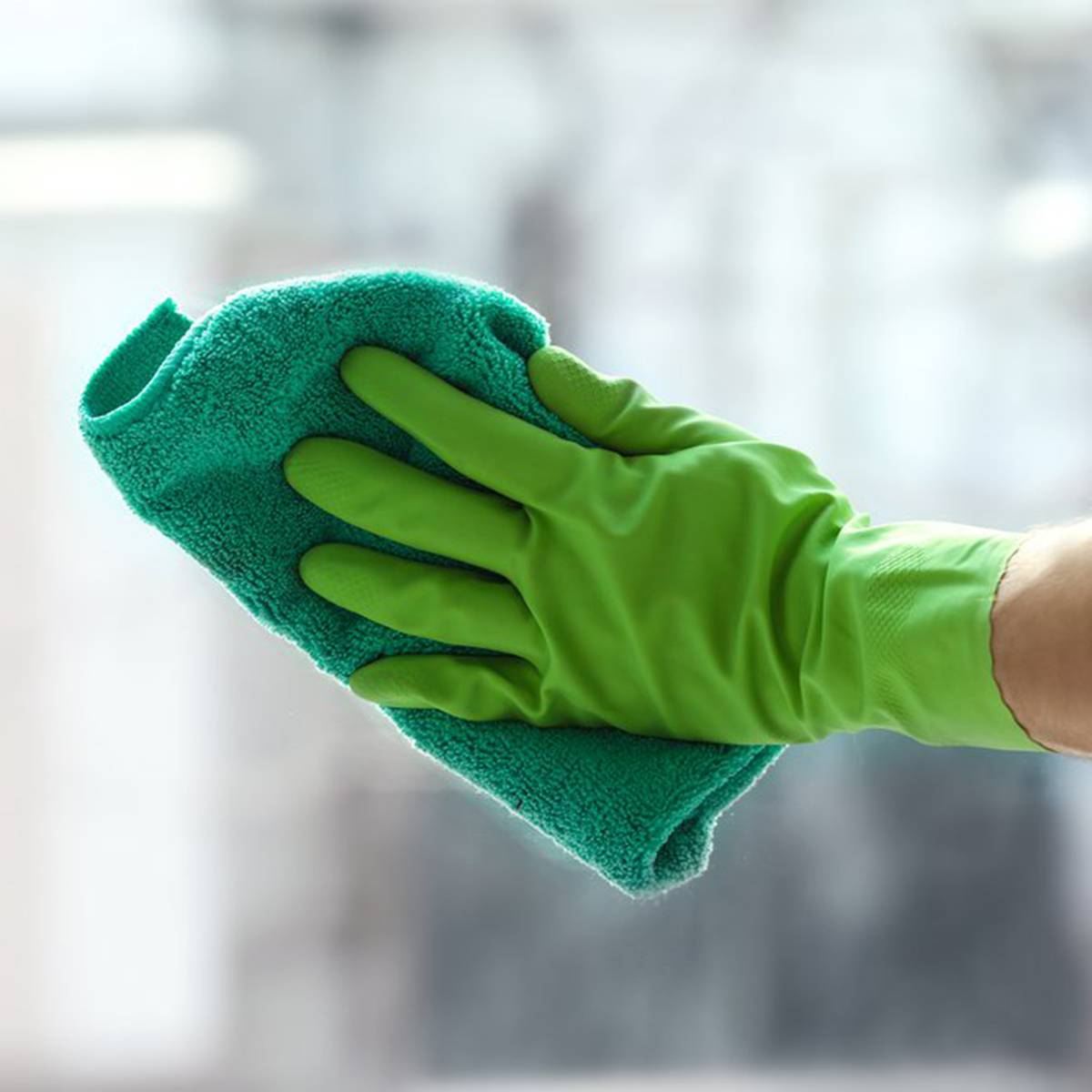 طريقة مفاجئة لتلميع زجاج المرآة... ليست بالماء ولا بمنتج التنظيف