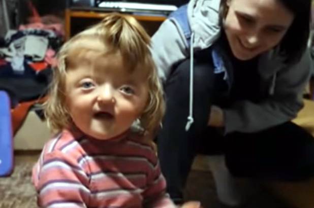 هل ترون هذه الطفلة؟ رفضوا استقبالها في الحضانة