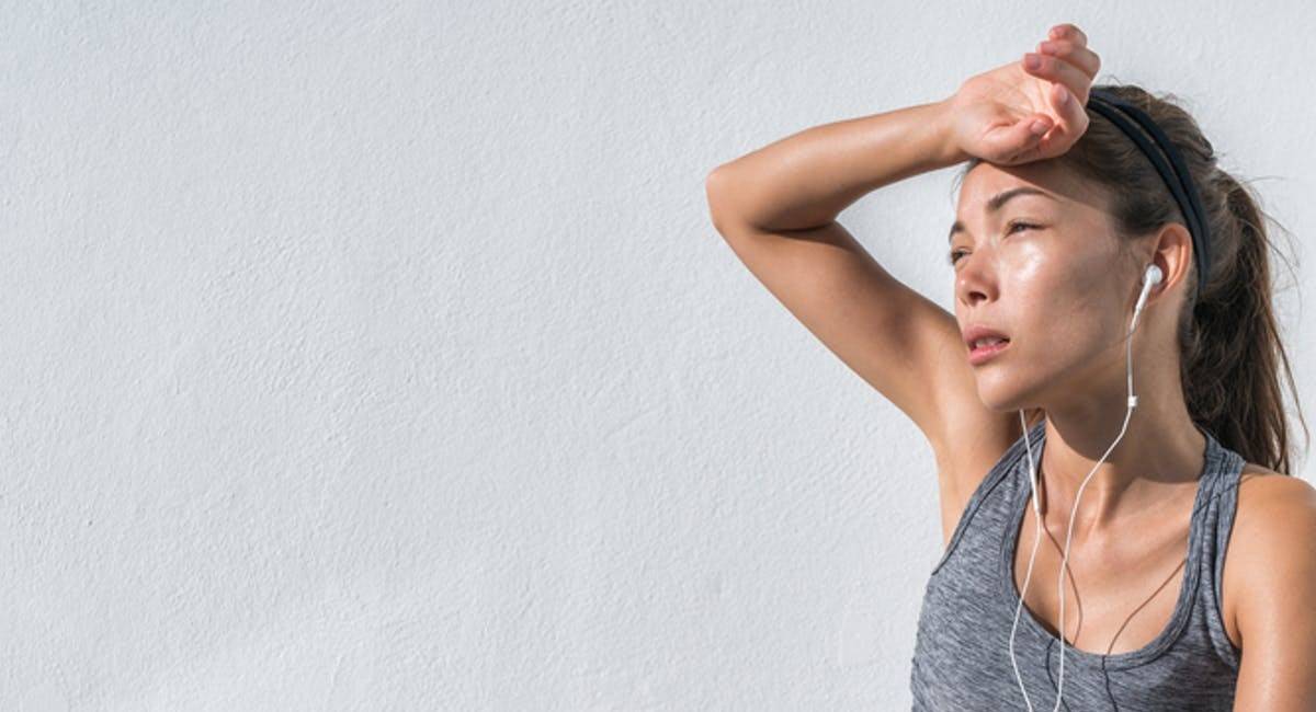 هل يتعرق وجهك كثيراً؟ هكذا تتخلصين من المشكلة ببساطة