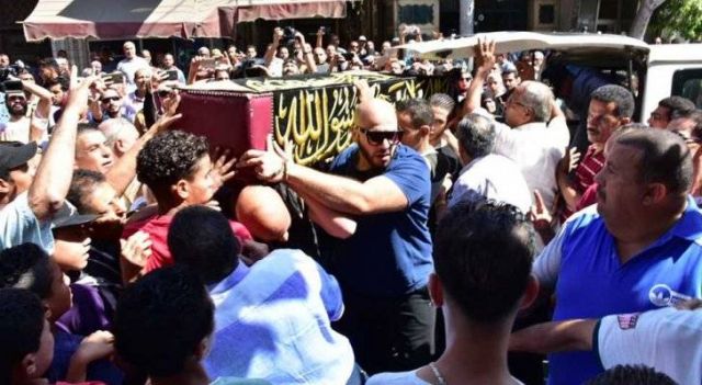 فنان مصري يصرخ في جنازة طلعت زكريا: 