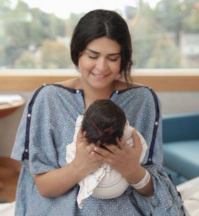 بالصور - سلمى رشيد ترضع طفلها على العلن.. والجمهور يعلق